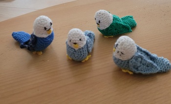 Ganz tolle Beschreibung, und super erklärt. Habe mit meiner dementen 85 -jährigen Mutter ein paar Wellensittiche gehäkelt und es hat riesigen Spaß gemacht ... ein bissel üben wir noch. Vielen Dank :)