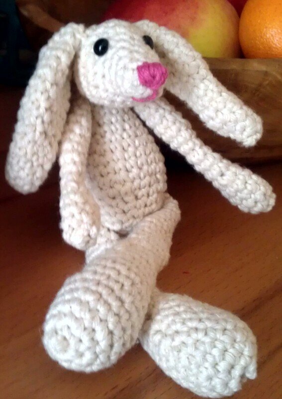 Kostenlose Häkelanleitung - kleiner weißer Hase