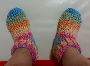 Ich habe mit hStb gearbeitet und den Rand aus vRStb und hRStb im Wechsel gehäkelt.