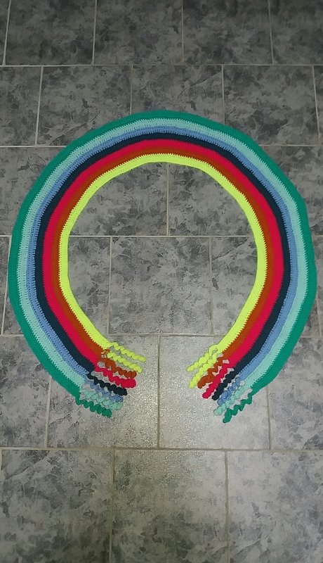 Gebogener Regenbogenschal......regenbogenfarbener Schal