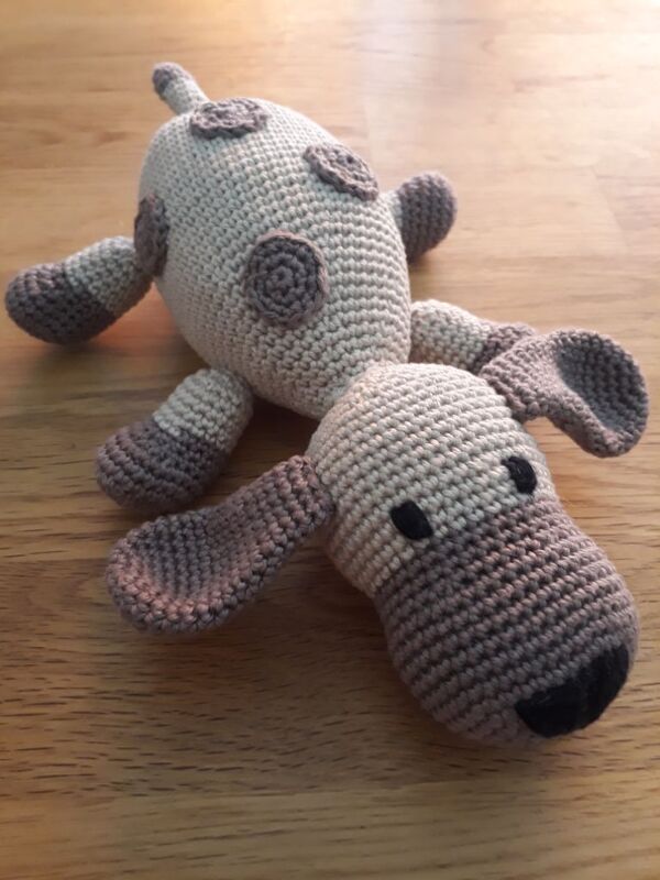 Amigurumi pattern for a dog with dots PDF datie beschriebe in Deutsch, Niederlandisch und Englisch