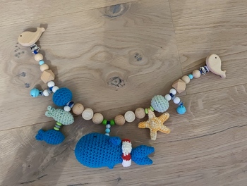 Eine schöne Anleitung und schnell gemacht. Das Geschenk kam super an! Aus den einzelnen Objekte kann man auch ein schönes Mobile machen :)