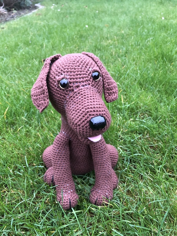 Häkelanleitung Labrador Abby, Anleitung um einen sitzenden Hund zu häkeln, von jennysideenreich