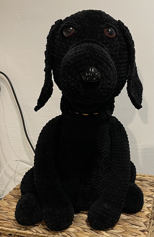 Häkelanleitung Labrador Abby, Anleitung um einen sitzenden Hund zu häkeln, von jennysideenreich