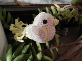 Sehr gut beschriebene und bebilderte Anleitung.
Das Nacharbeiten geht schnell und durch die unterschiedlichen Farbgestaltungen sieht jedes Vögelchen anders aus.
Habe schon einige gemacht und sie sind sehr schnell 