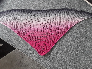 Hat sehr viel Spass gemacht und ist mir gut gelungen, finde ich. Ich mag das Tuch und habe mir auch schon wieder ein neues Motiv gekauft. Vielen Dank.LG Manu