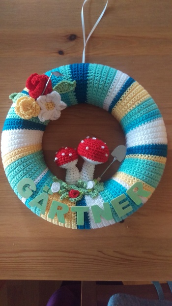 Ich habe es etwas abgewandelt, fand die Grundidee aber super. Ich bin mit der Anleitung super zurechtgekommen. Das war bestimmt nicht mein letzter Türkranz