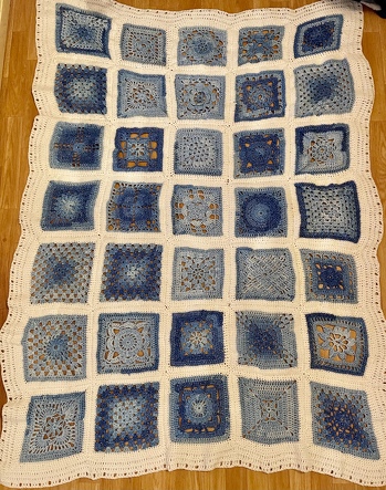 Patchworkdecke aus gehäkelten Grannys