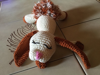 Die Anleitung ist sehr gut geschrieben und leicht um zu setzen. Das Häschen Molli mit seinen Schlafaugen und den schönen langen Ohren ist echt putzig. Es war das erste Tier das ich mit Granulat gefüllt habe. Die Kopf und Körperform kommt sehr schön zur Geltung. Ich bin vom fertigen Tierchen selbst begeistert. Ist echt niedlich geworden. Herzlichen Dank für die schöne Anleitung.