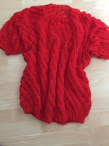 Habe nur ein Muster umgesetzt, hat super geklappt und gefällt. In Runden von unten gestrickt, spart linke Maschen