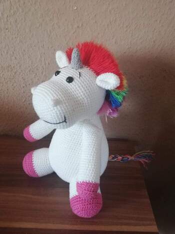 Eine wirklich gut beschriebene Anleitung und ich Häkel gerade am 4 Einhorn da hab ich aus der Mähne korkenzieherlocken gemacht da für ein Baby die andere war mir nicht sicher genug und in den Bauch hab ich eine Spieluhr mit eingearbeitet gleich am Anfang bei den magischen ring wirklich Traumhaft bitte mach weiter so mit deinen tollen Anleitung die ich mit ruhigen Gewissens weiterempfehlen kann Foto vom mein jetzigen Projekt zeig ich später nach dem es verschenkt wurde