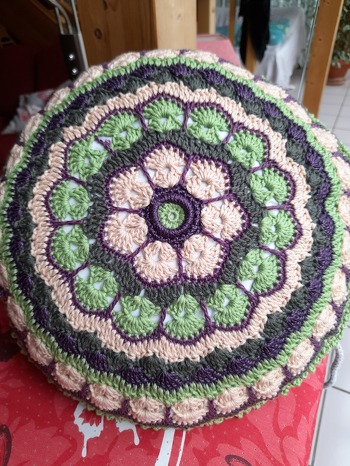 Gut geeignet für Wollreste der ungefähr gleichen Stärke, habe eine 4er Häkelnadel benutzt und 3 Reihen  mehr gemacht