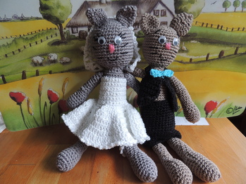 Ich habe die Anleitung ein wenig abgewandelt, das Kleid in weiss, einen kleinen Schleier, ein Strumpfband, eine schwarze Weste, Hose und blaue Schleife und fertig war mein Brautpaar, welches ich zur Hochzeit von Bekannten verschenkte......
Beste Grüße Conny