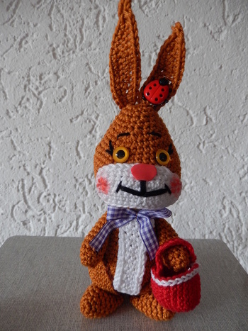 Wie immer bei CrochetArtDesign eine tolle durchdachte und einfach nachzuarbeitende Anleitung.  Es  macht immer wieder sehr große Freude ihre Anleitungen nachzuarbeiten.
Das Häschen ist eine tolle Osterdeko bzw. auch ein super Geschenk und die Größe ist ideal.