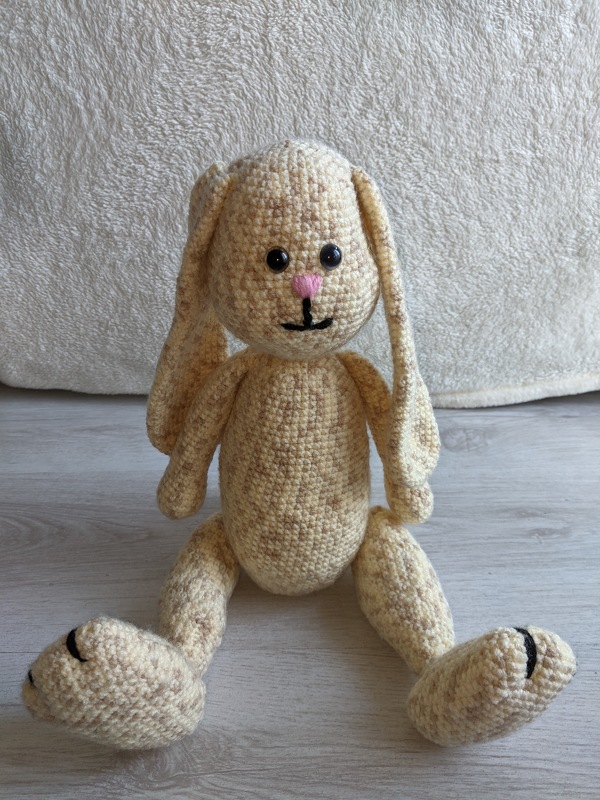 Häkelanleitung für Gabis Hasen Benny, inkl. Bonny-Outfit, ca. 40 cm groß