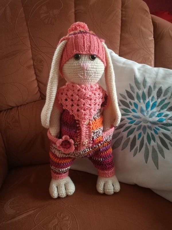 Häkelanleitung für Gabis Hasen Benny, inkl. Bonny-Outfit, ca. 40 cm groß