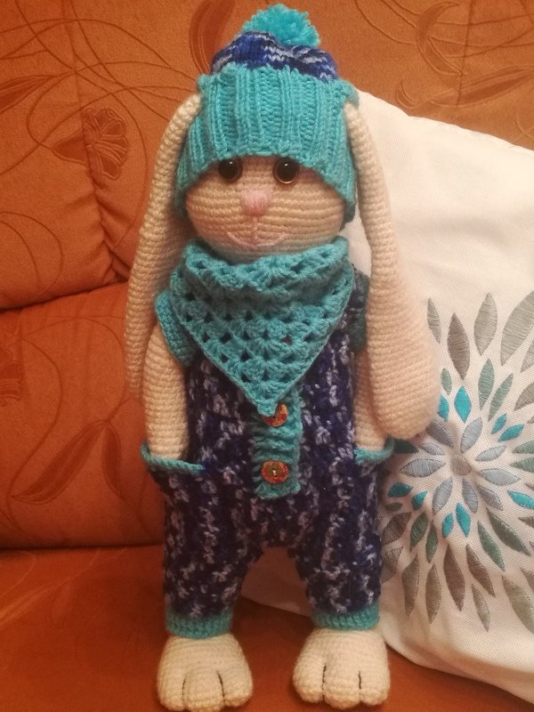 Häkelanleitung für Gabis Hasen Benny, inkl. Bonny-Outfit, ca. 40 cm groß