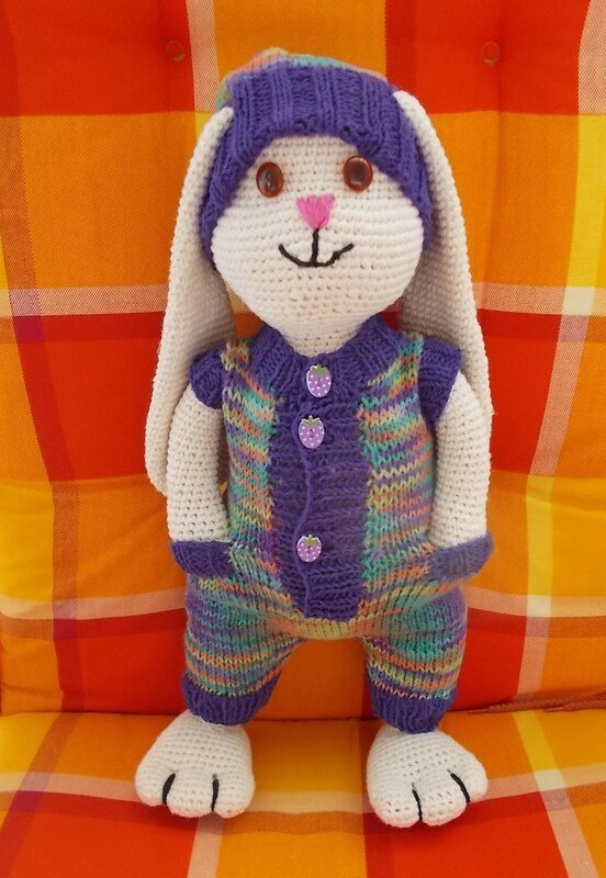 Häkelanleitung für Gabis Hasen Benny, inkl. Bonny-Outfit, ca. 40 cm groß