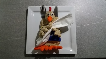 Es hat super geklappt, nur leider bin ich mit meinen Häkelnadeln durcheinander gekommen, so dass ich die Flügel und Füsse mit 1 NS grösser gehäkelt habe, was mir erst aufgefallen ist als ich fertig war - finde aber, dass es noch gerade so geht und nicht unbedingt auf den 1. Blick auffällt ;-)