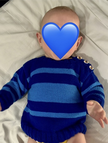 Der Pulli ist für Anfänger nicht ganz einfach aber mit etwas probieren hab ich es dann doch hinbekommen. Das Aufnehmen der Maschen für das Bündchen am Halsausschnitt hat mich etwas verzweifeln lassen. 😅