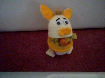 Ein Häschen habe ich schon fertig. Ich habe es um ein Maxi-Ü-Ei gehäkelt. Es ist erst ein Probestück. Hat aber prima geklappt, werde bis Ostern noch einige häkeln. Danke für die gute Anleitung