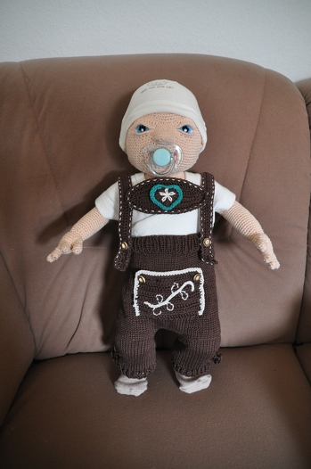 Die Anleitung ist super geschrieben. Die Hose war in zwei tagen fertig, weil es so viel Spaß gemacht hat sie wachsen zu sehen. Deshalb habe ich mir sofort im Anschluss das Dirndl geladen.