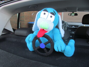 Ich habe meinem Mann fürs Auto den blauen Wuffi gehäkelt.
Er sitzt mit eigenem Lenkrad hinten im Auto hat die Lizenz zum Zunge rausstrecken an den Hintermann und sorgt so für manche schmunzler.
Bei dieser sehr guten und präzisen Anleitung konnte nur son freches Kerlchen rauskommen .
Dafür vielen Dank