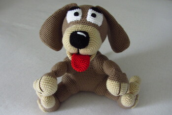 Das Häkeln nach dieser Anleitung hat sehr gut geklappt. Habe sooft es mit zeitlich möglich war daran gearbeitet. Es hat mir viel Spaß bereitet. Nur das Annähen der Beine und Arme an den Körper bereitete mir etwas Schwierigkeiten. Ich finde meinen 