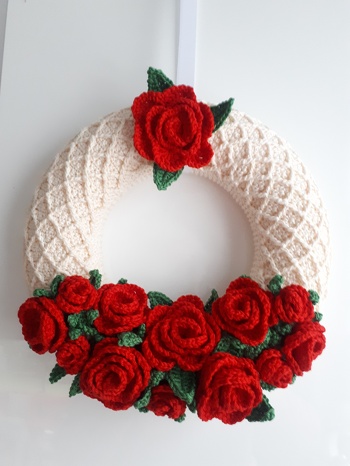 Das Muster des Kranzes stach mir sofort ins Auge und dank der tollen Anleitung war es einfach nachzuarbeiten. Eine tolle Deko! Vielen Dank.