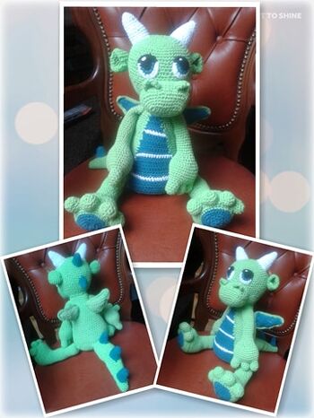 Endlich ist mein kleiner Drache fertig! Es hat zwar einige Zeit gedauert, da ich noch nicht so fix bin und jeden Tag ein paar Stunden zur Verfügung hatte. Schritt für Schritt entstand der Kleine ohne Probleme und ich hatte viel Freude dabei. Die Kolleginnen haben jeden Tag mit großen Augen den Fortschritt mitverfolgt und ALLE fanden ihn zuckersüß! Ein paar mal hab ich mich wohl verzählt und zudem kleine Änderungen vorgenommen: Die Hörnchen: Sind ich etwas kleiner als vorgegeben, dafür aber Beine und Arme um ca. 9 zusätzliche Reihen verlängert. Der Bauch: Ist ich nicht in Runden sondern in Reihen gehäkelt, da es mir am Ende zu dick wurde. Dafür habe ich auf dem Bild in der Anleitung die Reihen gezählt und entsprechend gehäkelt. Die Augen: Mangels Stoff bekam der Drach große gehäkelte Kulleraugen.  Dafür habe ich einfach bei Google „Augen Häkeln“ eingegeben und nach einer Bildvorlage gehäkelt. Flügel: Die Flügelchen sind ebenfalls anders (YouTube Anleitung). Fazit: Ein kleiner Junge freut sich jetzt über diesen wunderschönen, süßen Drachen! Vielen lieben Dank für diese tolle Anleitung! Kann sie jedem wärmstens empfehlen!