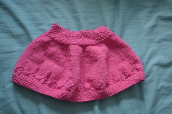 Die Anleitung ist super einfach. Toll zum Nachstricken. Habe schon 2 Babyröcke gstrickt.
Im unteren Rand habe ich ein Muster mit eingefügügt. Das Zunehmen ist toll erklärt.
Habe gleich noch eine Weste dazu gestrickt nach einer englischen Anleitung