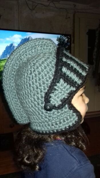 Helm Nr. 2!
Nachdem der Erste gut gelungen und schon ein voller Erfolg ist, hatte ich noch Wolle über. Die reicht gerade noch für einen Kinderhelm als Weihnachtsgeschenk für den Enkel. Ein Schild und ein Holzschwert machen ihn komplett. Meine Enkelin auf dem Foto hat ihn dann 