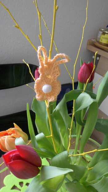 Diese Osterhasis sind wirklich superleicht nachzuarbeiten! Jedes Geschenk und jeder Blumenstrauß wird zum Hingucker!
