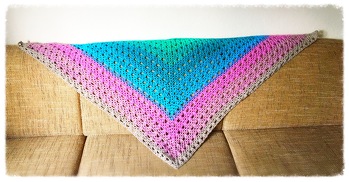 Probegehäkelt für Krea_Tina.
Es hat viel Spaß gemacht dieses Tuch zu häkeln!
Als Geschenk für Schwiegermama!
Wenn man den Mustersatz einmal drin hat geht es wirklich flott!