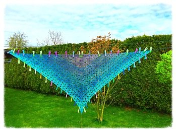 Hier mal eine Variante aus ca.170 g Sockenwolle (Regia naturfarben)  nach dem Häkeln habe ich das Tuch mit Eierfarben eingefärbt.