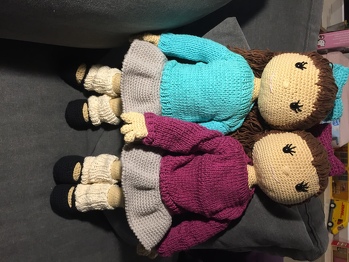 Ich habe gleich zwei Exemplare parallel gehäkelt, immer abends, damit die zwei Mädels nix davon mitbekommen. Zu Weihnachten bekam dann jede eine Puppe in ihrer Lieblingsfarbe.
Die Anleitung ist fantastisch. Auch die Strickabschnitte sind perfekt erklärt (und wenn ich als Strick-Hasserin das sage, dann heißt das was :-)
Ich habe andere Wolle verwendet, daher sind meine Puppen vielleicht nen Tick größer. Daher hab ich auch mehr Pfeifendrat benutzt. Die Puppen sind jetzt diesen Dezember 2 Jahre alt und sind immer noch top!