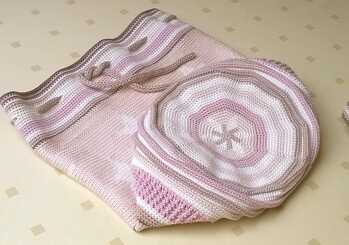 Am Boden habe ich noch einen Stern eingearbeitet (ist in der Anleitung nicht so vorgesehen). Um ihm etwas mehr Stabilität zu geben, habe ich ihn doppelt (innen einfarbig) gehäkelt und vor der ersten Biese zusammengehäkelt.