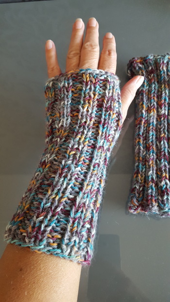 Handstulpen mit Daumenloch ohne Anleitung gestrickt- einfach abgemessen wie groß sie sein sollen