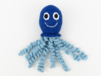 Das ist jetzt meine zweite Qualle nach derselben Anleitung. Farblich entspricht sie diesmal dem Original, aber ich habe sie etwas größer gehäkelt, weil sie für ein größeres Kind gedacht ist. Wie auch bei meiner ersten Qualle, war alles ganz einfach und da es nun mein zweites Häkelprojekt ist, ist sie auch wesentlich akkurater geworden. Ach noch etwas: Ich habe bei beiden Quallen alle Tentakel gleich gemacht, aber ich finde es schön, dass in der Anleitung mehrere Varianten vorgeschlagen werden - da kann sich jeder aussuchen, was ihm am besten gefällt.