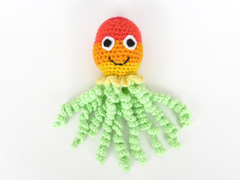 Ich bin mit der Anleitung sehr zufrieden. Obwohl diese Qualle mein erstes Figur-Häkelprojekt war, hat alles wunderbar geklappt - ich wusste zu jedem Zeitpunkt was und warum ich mache und konnte so die Anleitung sogar meinen Wünschen anpassen - z.B. habe ich die Farben verändert, die Augen aufgestickt und die Tentakel angehäkelt, d.h. gleich an der Qualle gehäkelt und mir so das Annähen erspart. Also - eine tolle Anleitung und nichts zum Meckern :-).