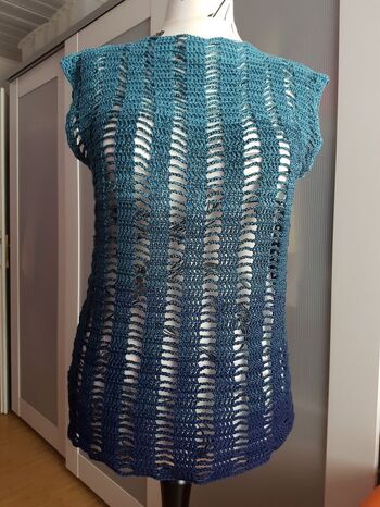 Ich habe das Shirt mit 2 3fädigen 750m-Bobbeln, also 6fädig, gehäkelt, mit NS 4. Lief wie am Schnürchen. Tolles Shirt!