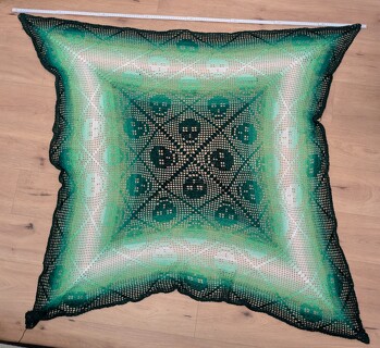 im Quadrat als Decke gearbeitet. Kantenlänge ca. 160cm
Verbrauch 450g Baumwolle Nadelstärke 3