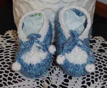 Das Stricken hat Spass gemacht - ich hoffe, dem Baby gefallen die Schuhchen auch!
Gestrickt nach Anleitung von birgit-bessler