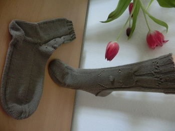 Prima nachzustricken und ein wirklich nettes Ergebnis... hier in Gr. 40/41 mit extraweitem Fuß und Lana Grossa Meilenweit Solo Cotone...