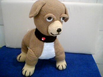 Nun ist der kleine Krawallmacher fertig und sitzt bei mir ganz artig im Sessel und schaut mir beim Handarbeiten zu. Er hat sich gut häkeln lassen, ist ja ganz schön groß. Das Zusammennähen war etwas schwierig, aber mit Geduld klappt es. Vielen Dank und gerne wieder.