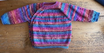 Tolles Babyjäckchen! Ich hab es mit Sockenwolle gestrickt.
