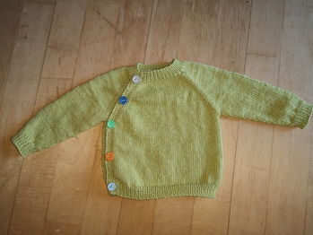 Die Anleitung hat mir sehr gut gefallen, das Ergebnis auch :)
Allerdings denke ich, braucht es schon Vorkenntnisse beim Stricken. Raglan habe ich noch nie gestrickt, aber es hat gut geklappt, auch dank der guten Beschreibung und der hilfreichen Fotos. Vielen Dank!