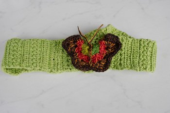 Es war einmal ein langweiliges und vermurkstes Stirnband. Dank dem Schmetterling ist es sehr hübsch geworden.