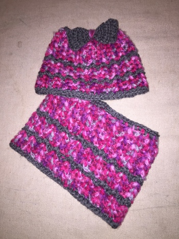 Nachdem der 1. Versuch etwas groß geraten ist, habe ich daraus kurzerhand einen Loop gemacht und die Mütze noch mal mit einer NS kleiner gehäkelt.