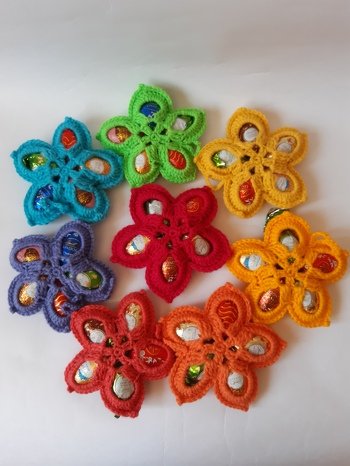 Die Schokoblumen sind ideal, um Wollreste zu verbrauchen und ein originelles, kleines Ostermitbringsel. Sie waren, Dank der guten Beschreibung ganz einfach nachzuhäkeln. Vielen Dank für diese tolle Idee!